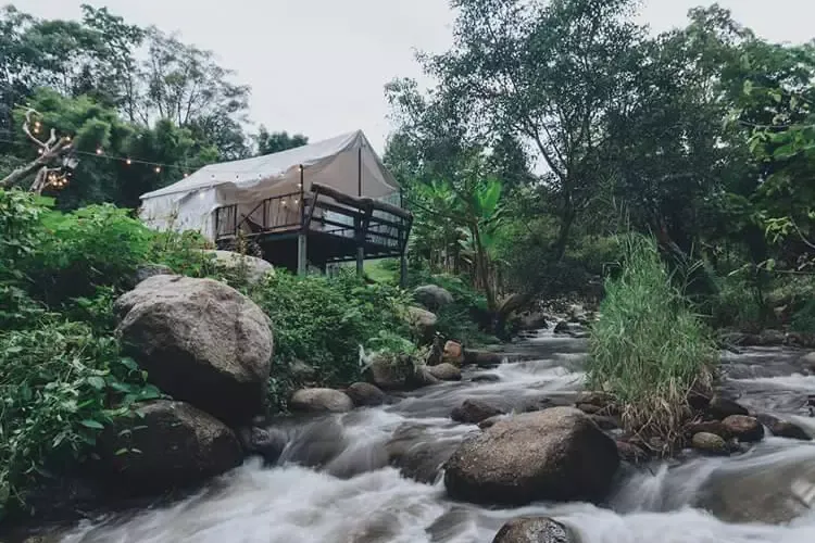 กระโจมริมน้ำที่แค่เพียงก้าวขาก็ลงไปแช่น้ำเล่นได้เย็นใจ 