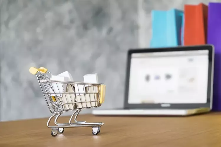 กล่องจำนวนอยู่ในรถเข็นด้านหน้าโน๊ตบุ๊ค 