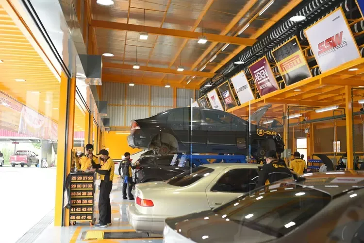 ทีมช่าง B-Quik กำลังเปลี่ยนยางรถของลูกค้า ทีมช่าง B-Quik กำลังเปลี่ยนยางรถของลูกค้า