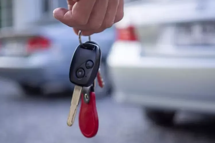 พนักงานขายส่งกุญแจรถให้ผู้ซื้อ 