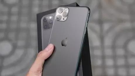 คนถือ iPhone 11 Pro Max ในมือ