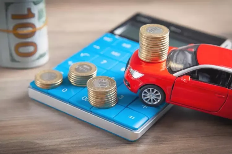 กองเหรียญวางอยู่บนรถของเล่นและเครื่องคิดเลข  