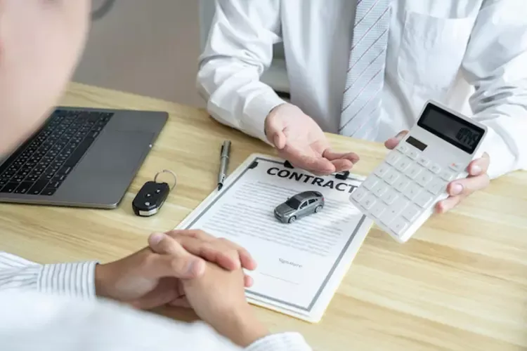 ผู้ชายสองคนกำลังคุยเรื่องรายละเอียดสินเชื่อ  