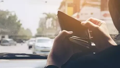 เปิดกระเป๋าสตางค์ที่ว่างเปล่า