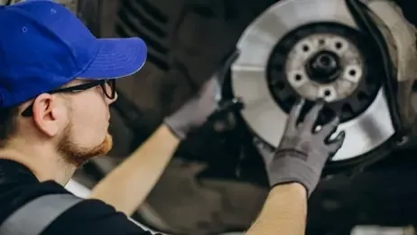 ช่างซ่อมจานเบรค