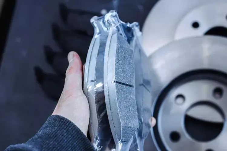 ช่างกำลังเปลี่ยนผ้าเบรครถให้ใหม่ ช่างกำลังเปลี่ยนผ้าเบรครถให้ใหม่