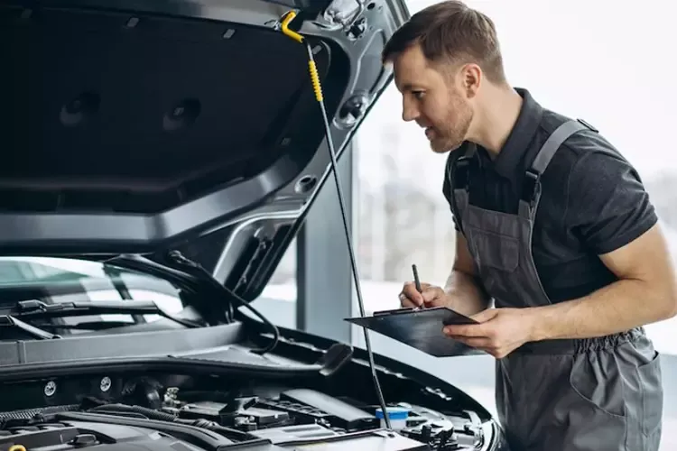 ช่างกำลังตรวจสภาพรถยนต์ 