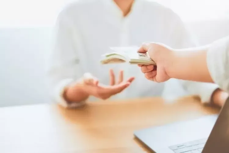 ผู้หญิงกำลังยื่นมือมารับเงินสด ผู้หญิงกำลังยื่นมือมารับเงินสด