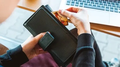 บัตรเครดิตในกระเป๋าตังค์