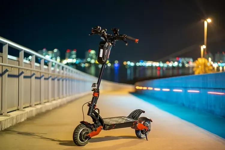 Scooter ไฟฟ้าจอดอยู่บนถนน 