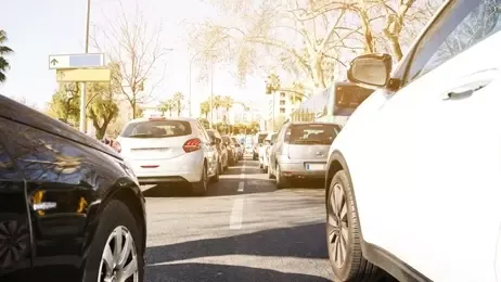 รถจำนวนมากติดอยู่บนท้องถนน