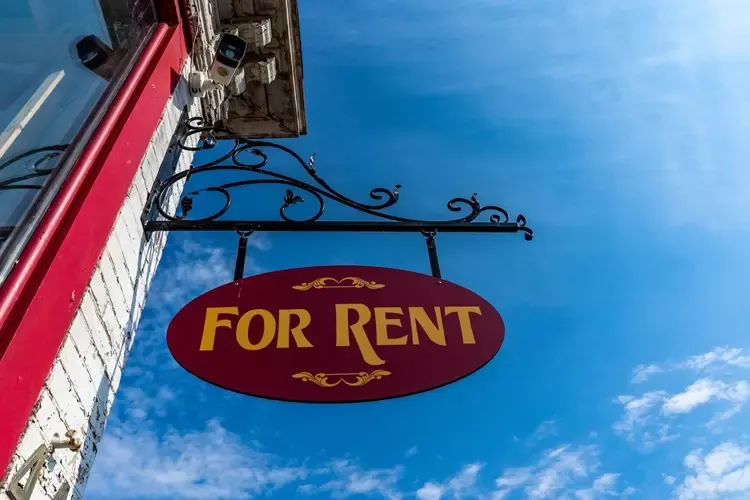 ติดป้ายประกาศให้เช่าร้าน  