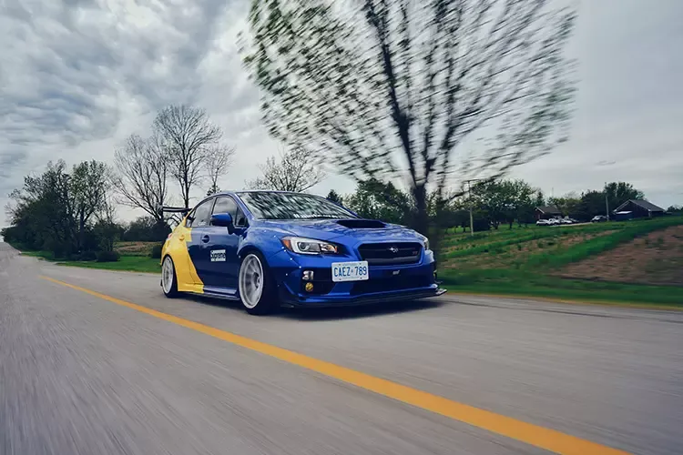 รถแต่งฟอร์ดมัสแตงสีน้ำเงินวิ่งอยู่บนถนน รถแต่งฟอร์ดมัสแตงสีน้ำเงินวิ่งอยู่บนถนน