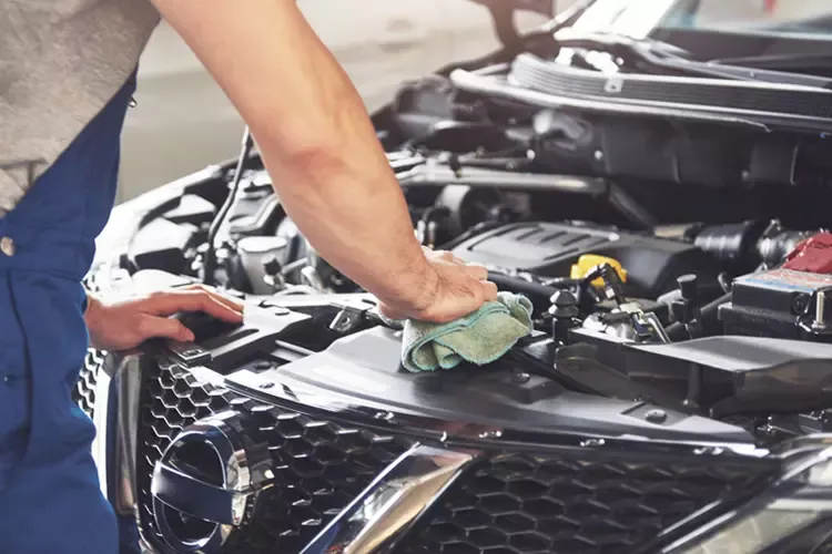 ช่างกำลังตรวจเช็คสภาพรถยนต์ 