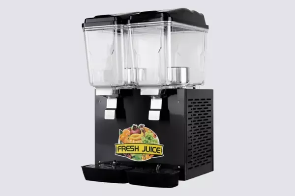 ตู้กดน้ำหวานสีดำมีช่องใส่น้ำ และช่องกดน้ำ 2 ช่อง