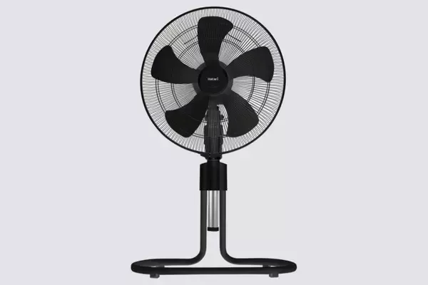 พัดลมขนาดใหญ่สีดำแบรนด์ Hatari