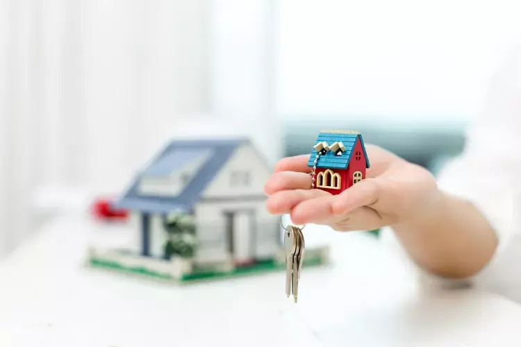 โมเดลบ้านและกุญแจ 