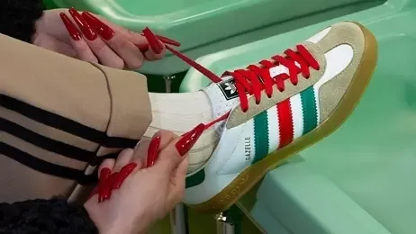 ผู้หญิงมัดเชือกรองเท้าผ้าใบกุชชี่