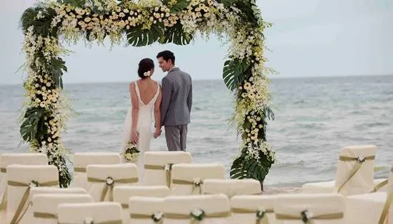 คู่บ่าวสาวยืนจับมือริมทะเล โรงแรม InterContinental Hua Hin Resort
