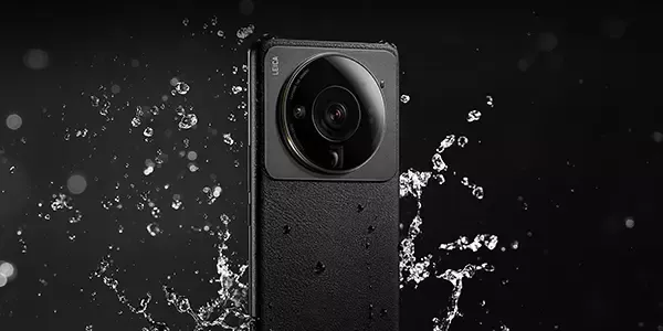 Xiaomi 12S Ultra สีดำ มีฉากหลังเป็นน้ำสาดกระเซ็น 