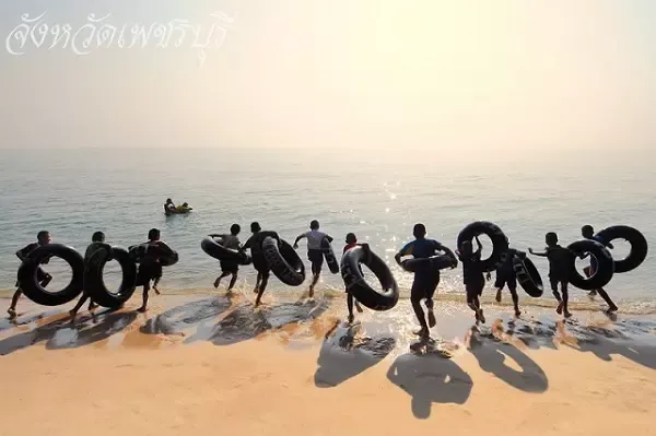 เด็ก ๆ กำลังวิ่งลงทะเล หาดเจ้าสำราญ