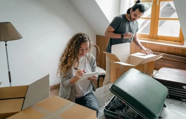 คู่รักกำลังจัดกระเป๋า