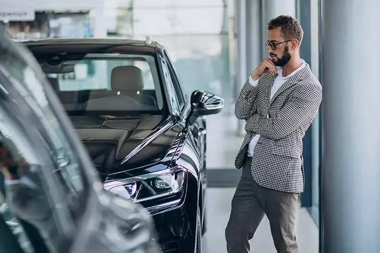 ผู้ชายกำลังเลือกรถยนต์ 