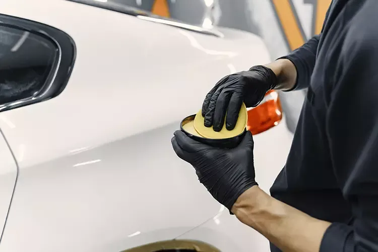 ผู้ชายเคลือบสีอยู่ในโรงรถ ผู้ชายเคลือบสีอยู่ในโรงรถ