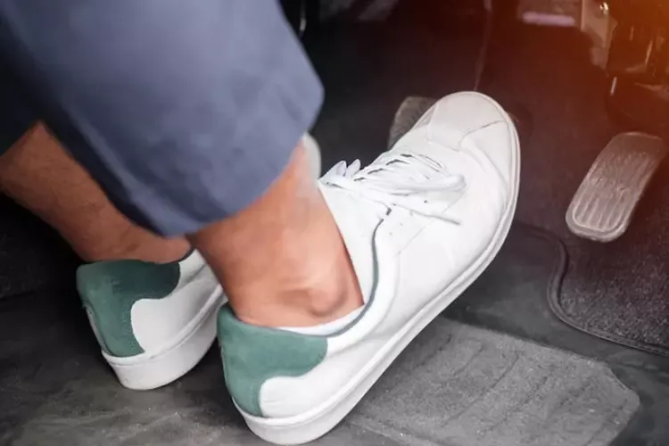 ผู้ชายกำลังเหยียบแป้นเบรค ผู้ชายกำลังเหยียบแป้นเบรค