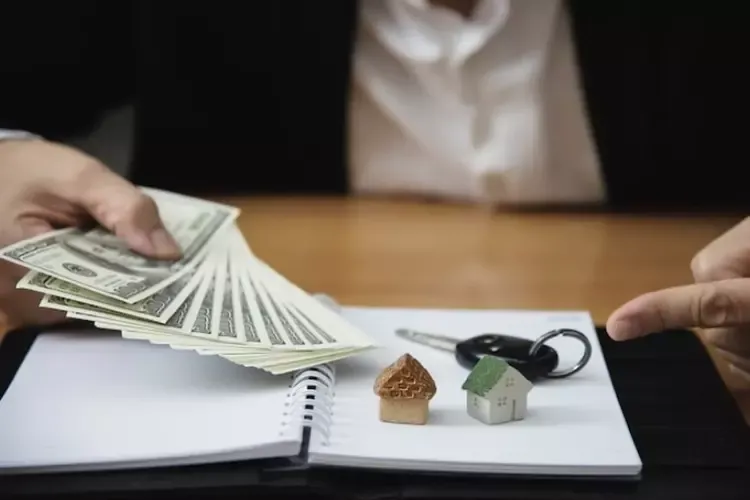 นักธุรกิจโชว์ธนบัตรและโมเดลบ้าน นักธุรกิจโชว์ธนบัตรและโมเดลบ้าน