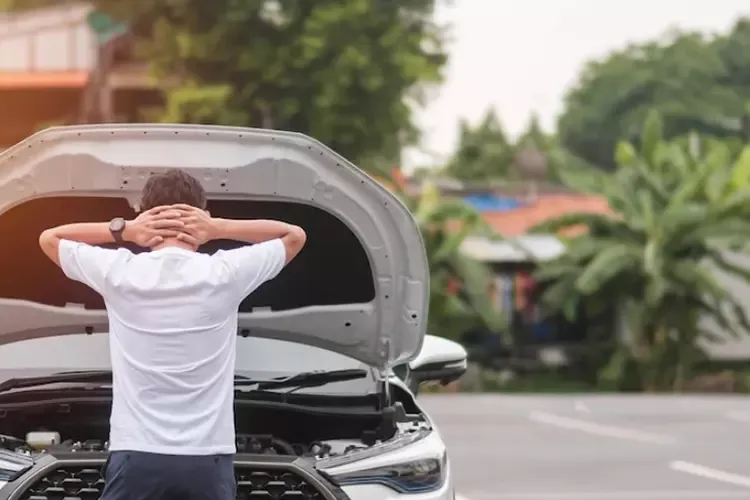 ผู้ชายยืนอยู่ดูเครื่องยนต์ที่กำลังเกิดปัญหา ผู้ชายยืนอยู่ดูเครื่องยนต์ที่กำลังเกิดปัญหา