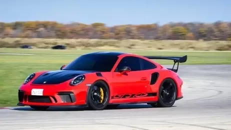 รถแต่งสีแดงกำลังวิ่งอยู่บนถนน