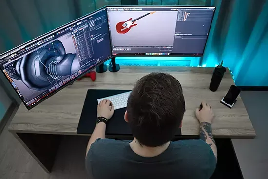 ผู้ชายตัดต่อภาพในคอมพิวเตอร์ 