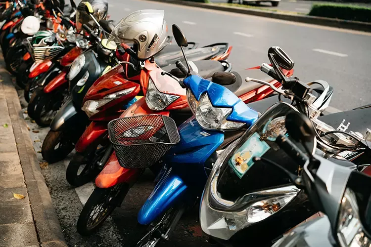 รถมอเตอร์ไซค์จอดเรียงรายอยู่ริมถนน 