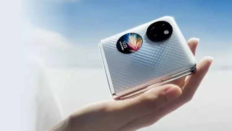 สมาร์ทโฟน Huawei P50 Pocket สีเงินวางบนมือ สมาร์ทโฟน Huawei P50 Pocket สีเงินวางบนมือ