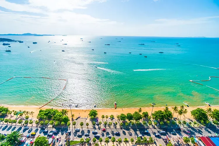 ชลบุรี ทะเลใกล้กรุงเทพฯ ที่เหมาะไปเล่นน้ำหรือนอนอาบแดด 