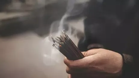 ผู้ชายถือธูป