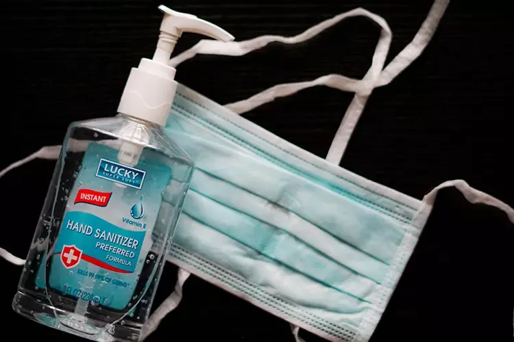 เจลแอลกอฮอล์และหน้ากากอนามัย เป็นไอเทมที่ต้องมีติดกระเป๋าในยุคโควิด-19 เจลแอลกอฮอล์และหน้ากากอนามัย เป็นไอเทมที่ต้องมีติดกระเป๋าในยุคโควิด-19