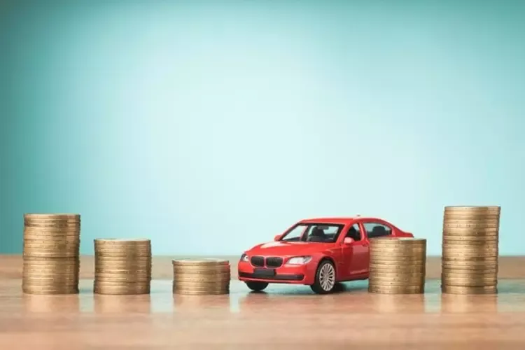 กองเหรียญวางอยู่หน้ารถของเล่นสีแดง กองเหรียญวางอยู่หน้ารถของเล่นสีแดง