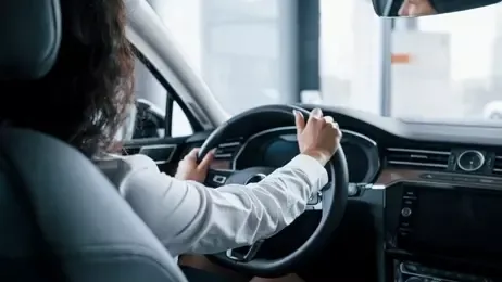 ผู้หญิงกำลังขับรถ