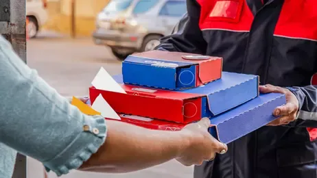 ส่งกล่องพิซซ่าให้ผู้ซื้อ