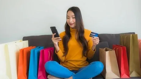 ผู้หญิงกับถุงช้อปปิ้ง