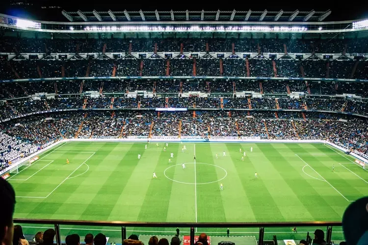 ผู้ชมอยู่ในสนามฟุตบอลระหว่างการแข่งขัน 