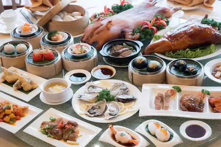 ห้องอาหารโรงแรม Swissotel Bangkok Ratchada มีบุฟเฟ่ต์หลากหลายสัญชาติให้เลือกทาน