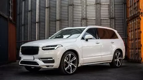 รถสีขาวจอดอยู่ที่ลานจอดรถ