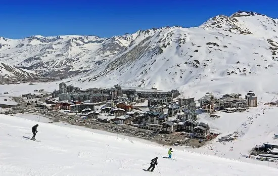 คนสามคนกำลังเล่นสกีหิมะ คนสามคนกำลังเล่นสกีหิมะ