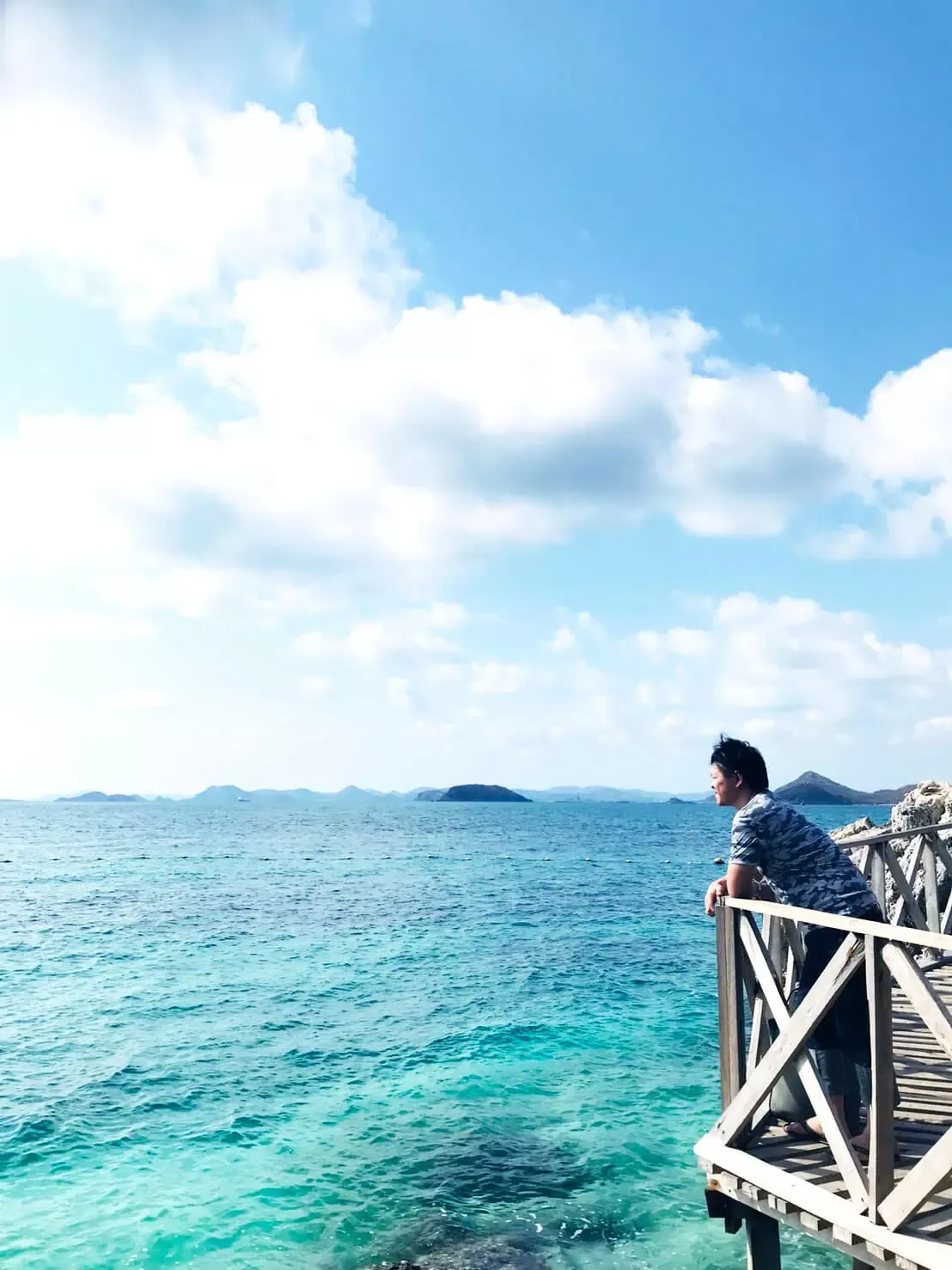 ยืนมองวิวที่เกาะขาม