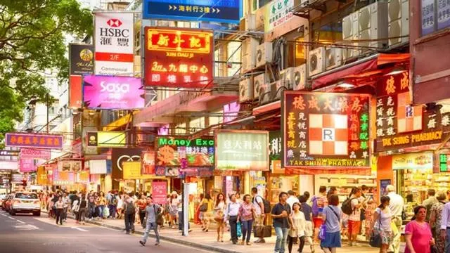 นักท่องเที่ยวในย่าน Tsim Sha Tsui นักท่องเที่ยวในย่าน Tsim Sha Tsui