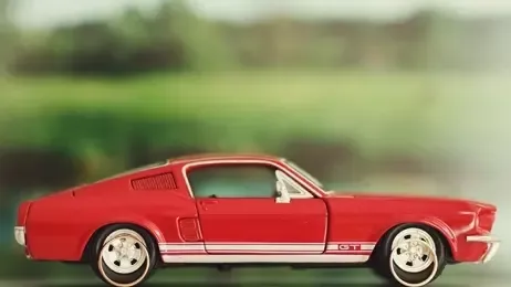 รถมัสแตงสีแดงของเล่น