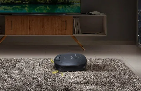 หุ่นยนต์ดูดฝุ่นกำลังทำงาน